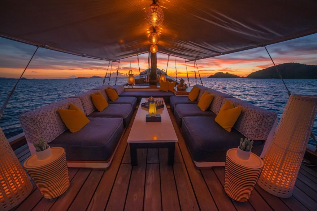 outdoor dinning area labuan bajo open trip private boat